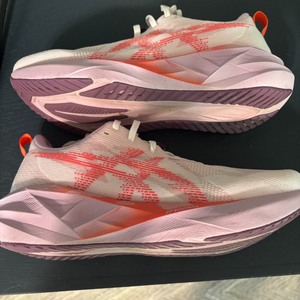 Asics Novablast 5  Coral.  Womens 9D